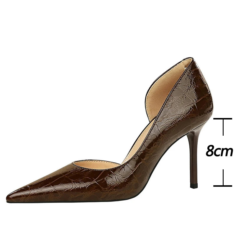 Patent Leather Women Pumps With 8 Cm High Heels And Retro Design