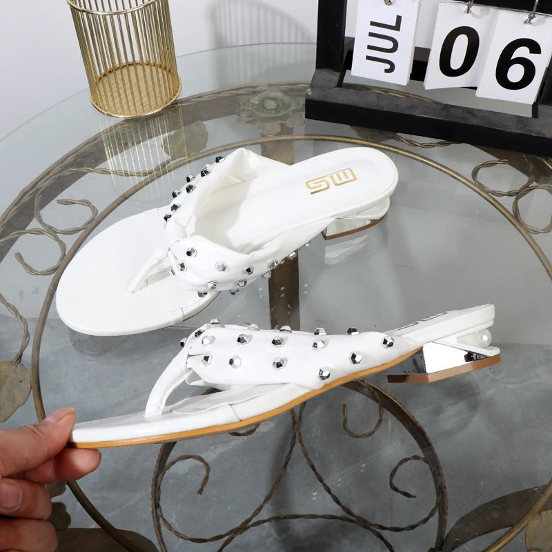 Modern Ladies Low Heeled Leather Flat Sandals For Summer Outdoor Fashion